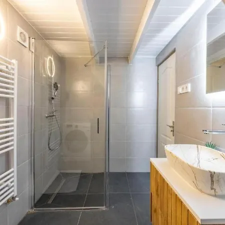 Bright Downtown Hideaway - Steps From Basilica *