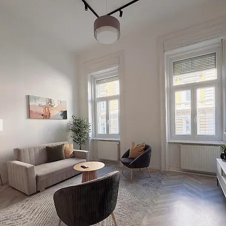 Bright Downtown Hideaway - Steps From Basilica * Budapesta
