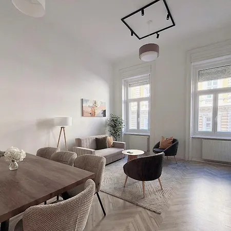 Bright Downtown Hideaway - Steps From Basilica Budapesta