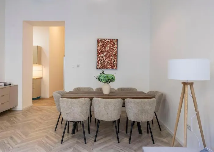Bright Downtown Hideaway - Steps From Basilica