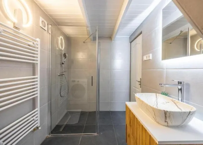 Bright Downtown Hideaway - Steps From Basilica *