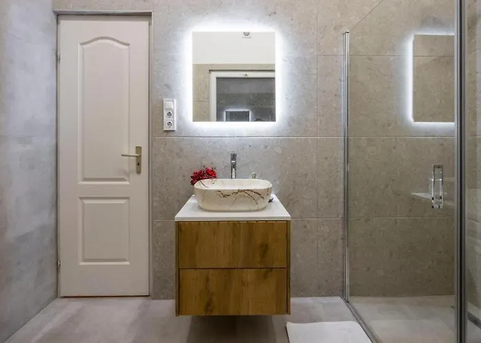 Bright Downtown Hideaway - Steps From Basilica Budapesta