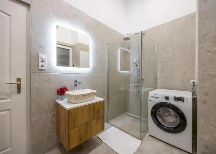 Bright Downtown Hideaway - Steps From Basilica