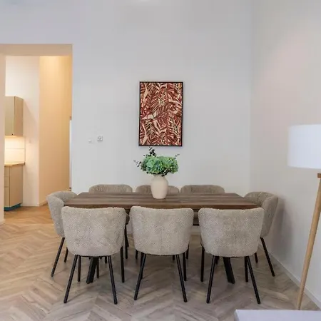 Bright Downtown Hideaway - Steps From Basilica