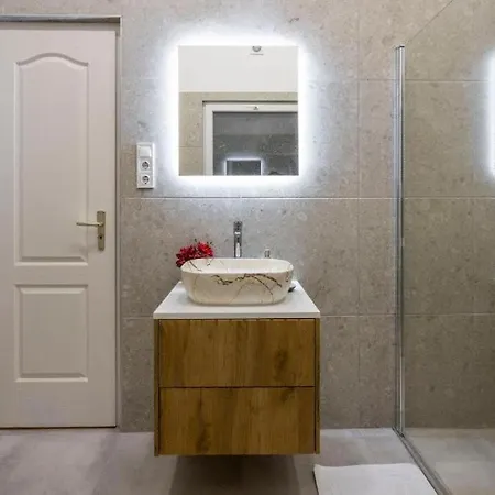 Bright Downtown Hideaway - Steps From Basilica Budapest